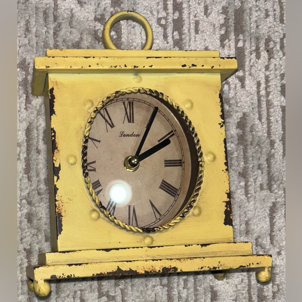 Distressed Yellow Clock 🕰️ - Picture 4 of 9